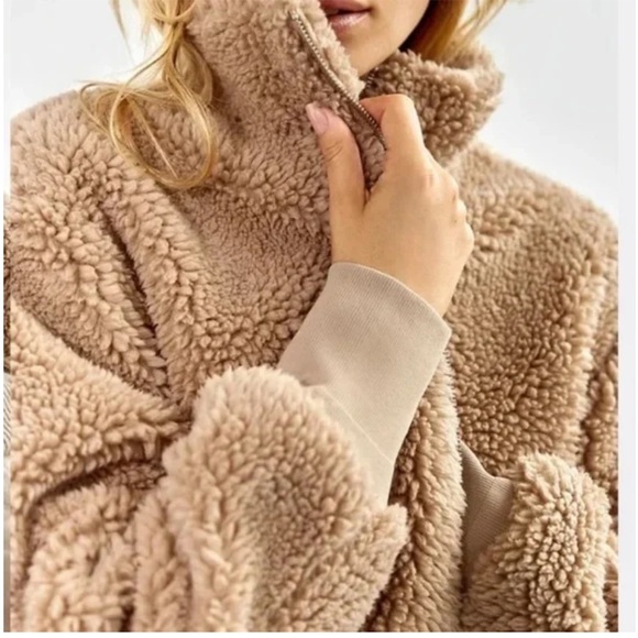 Aritzia Antic Teddy Sherpa Bomber Jacket
By The Group Babaton - Picture 2 of 9